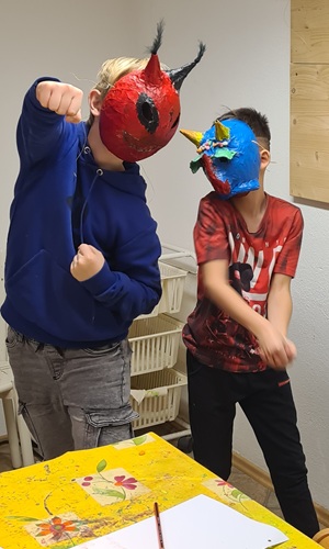 2 Personen mit selbstgestalteten Masken
