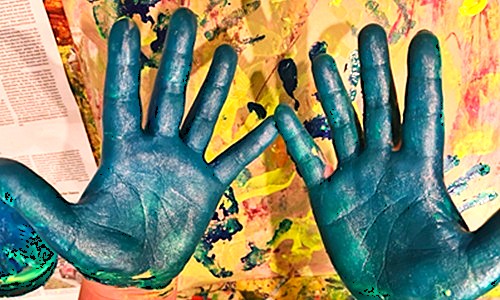 zwei blaue Hände vor einem gelben Hintergrund