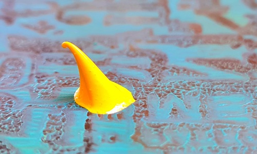 blaues Untergrund mit roten Linien und einem großen gelben hochstehenden Farbklecks